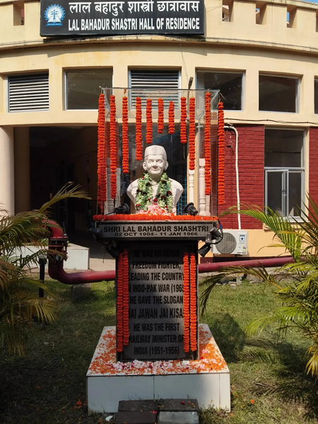 File:Shastri's statue.webp